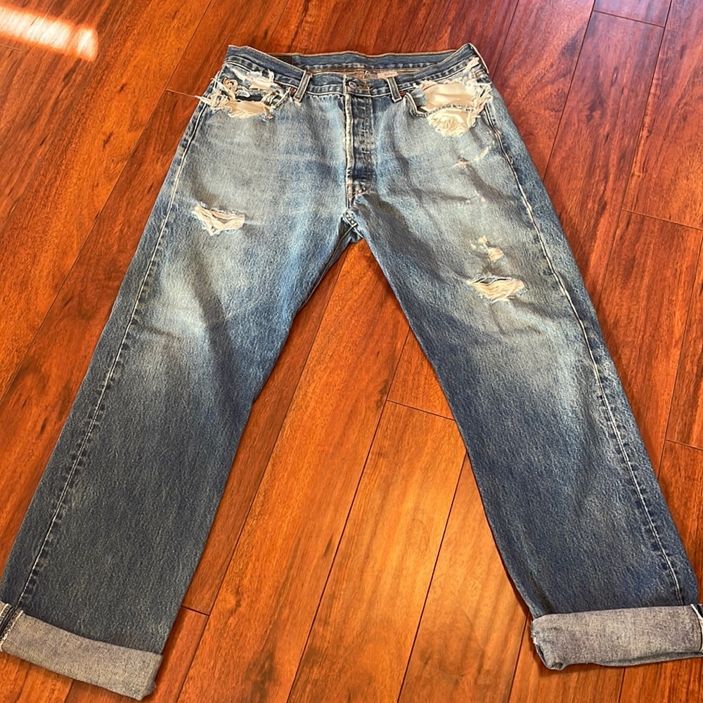Womens or Mens Levi’s Distressed 501